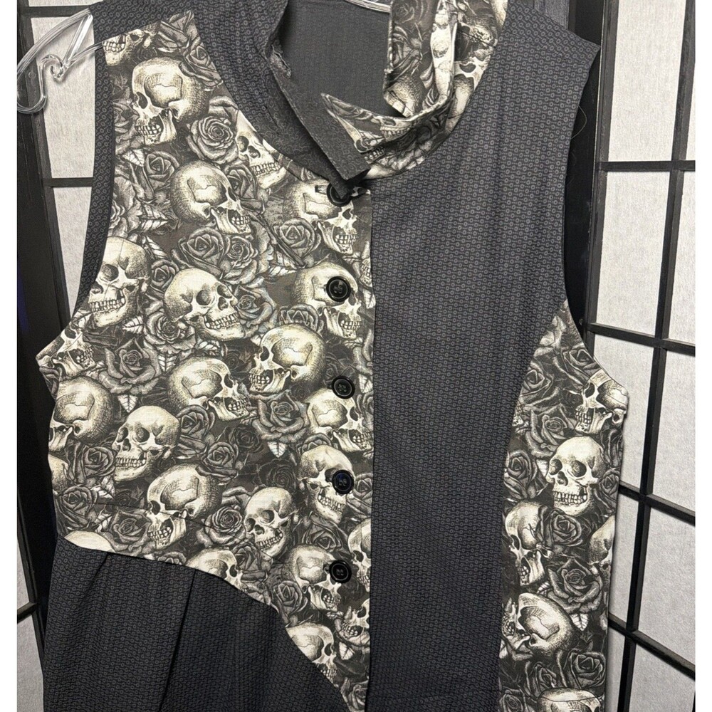 Women’s Black Gothic Skull Roses Shawl Collar Vest Size 1X - Picture 3 of 16